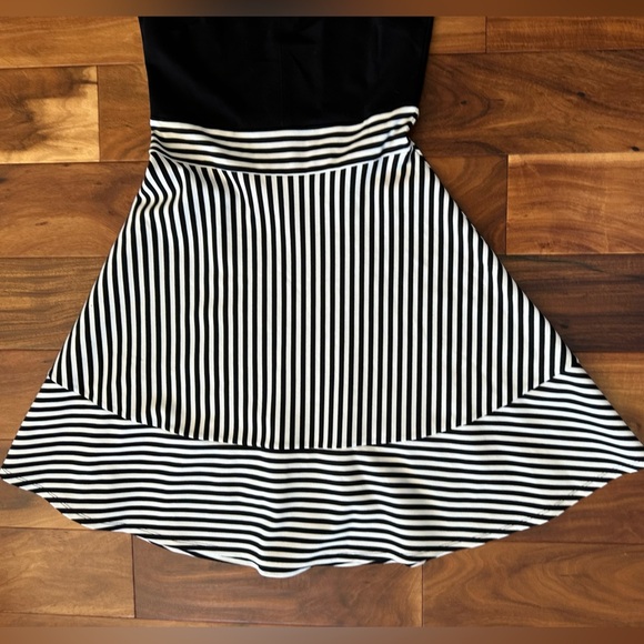 Felicity & Coco Black & White Striped V-Neck Dress size Medium - Picture 3 of 3